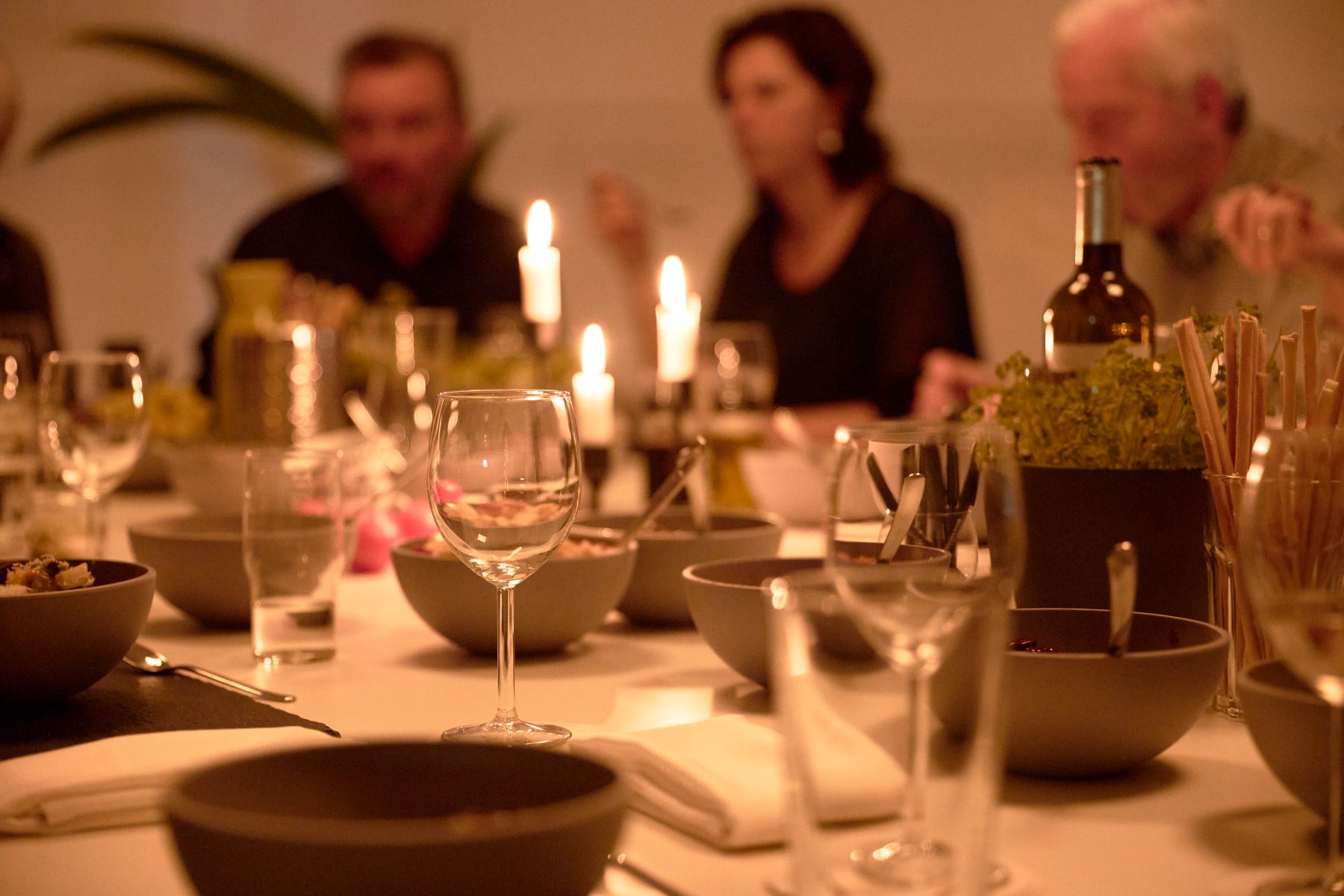 Gedeckte Dinnertafel in der Eventküche