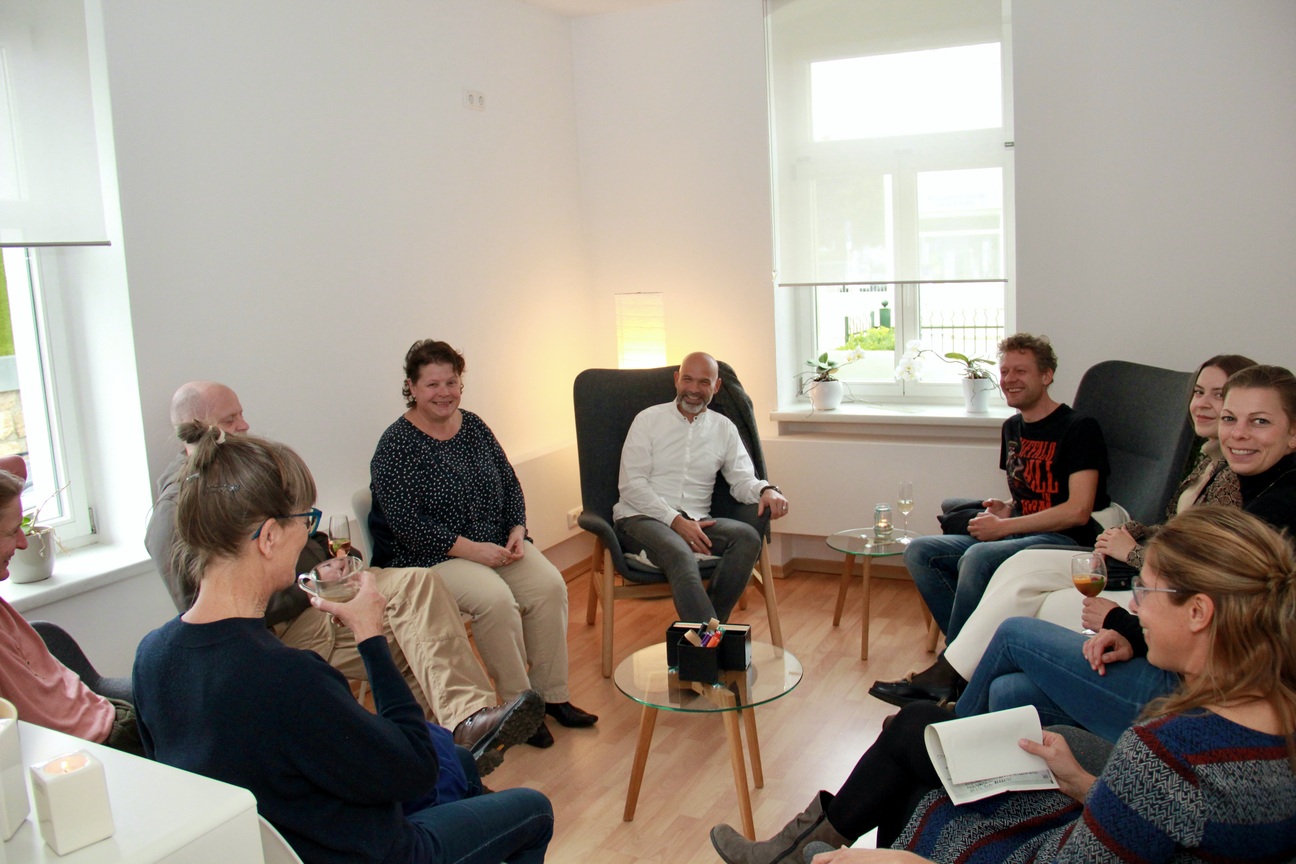 Gäste beim Herbstfest zum zweiten Geburtstag der Villa wirklich 2022 im Coachingraum